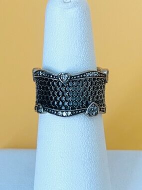 Silver lace of love ring size 5.5 With hearts details